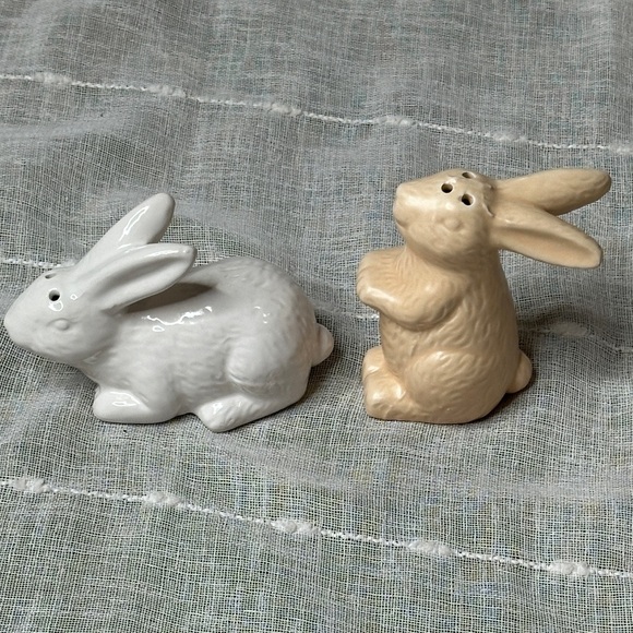 Ankyo Ceramic Bunny Rabbit Salt & Pepper Shakers Neutrals NWOT 3.5" & 4.25" Tall - Picture 12 of 13